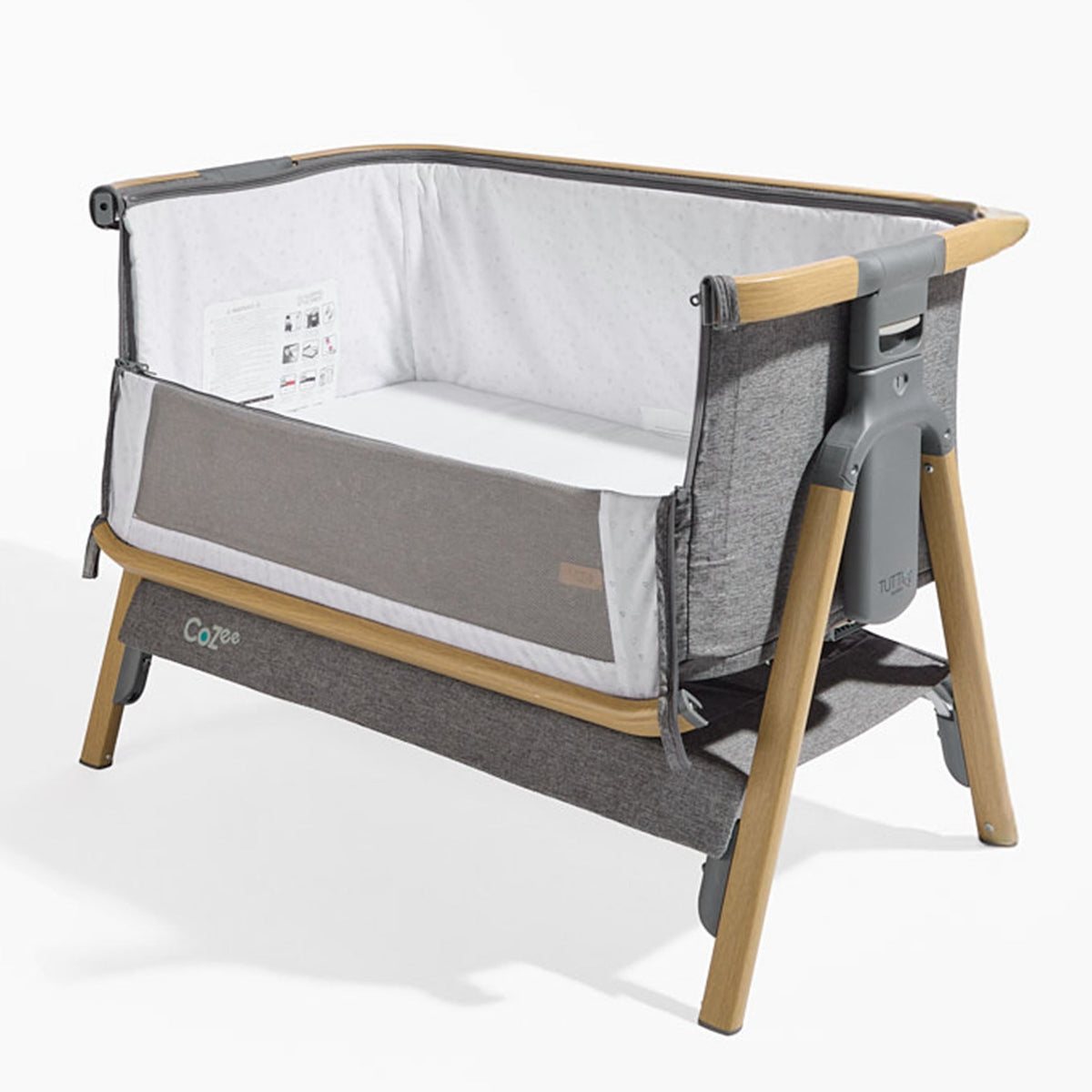 Tutti Bambini CoZee co-sleeper: zijkant opengeritst om aan het bed te plaatsen