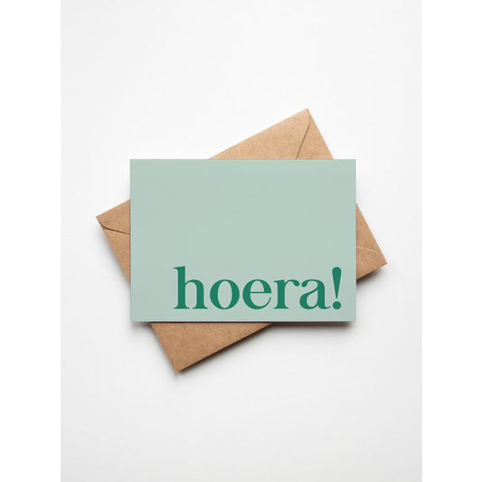 Wenskaart met hoera voor een verjaardag, jubileum of een andere bijzondere mijlpaal met bijhorende enveloppe